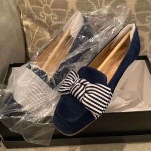 Navy with bow flats Talbots never worn size 6 N